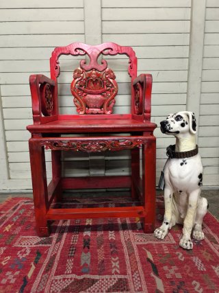 Silla china antigua roja tallada. Trono