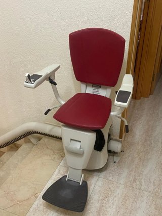 Silla salvaescaleras roja y blanca