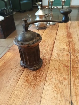 Antiguo molinillo de café Peugeot