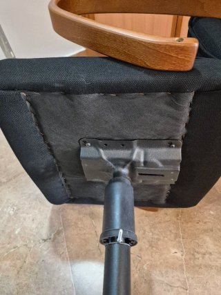 Silla de oficina negra con detalles en madera.