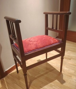 Elegante Banqueta de madera de haya, color nogal