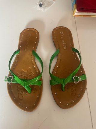 4 pares de sandalias planas