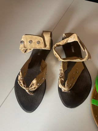 4 pares de sandalias planas