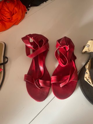 4 pares de sandalias planas