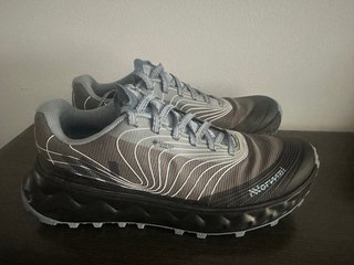 Zapatillas trail NNORMAL  Gore -Tex negras/grises