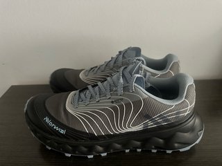 Zapatillas trail NNORMAL  Gore -Tex negras/grises