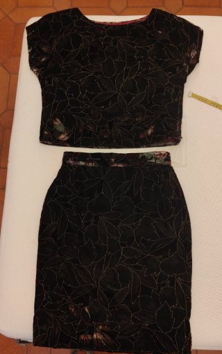 Conjunto Terciopelo Negro y Dorado Mujer