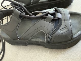 Sandalias Puma Negras con Cordones