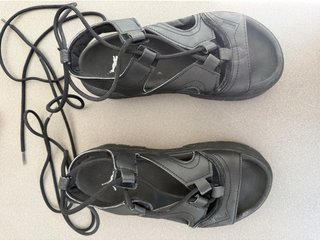 Sandalias Puma Negras con Cordones