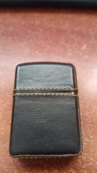 Accendino Zippo con fodero in pelle marrone