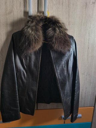 Chaqueta de cuero con cuello de piel