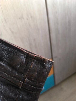 Chaqueta de cuero con cuello de piel
