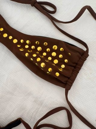 Bikini marrón con tachuelas doradas Talla M