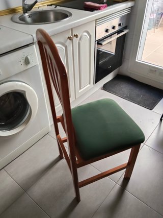 Silla de madera con asiento de tela