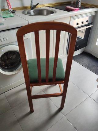 Silla de madera con asiento de tela
