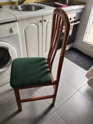 Silla de madera con asiento de tela
