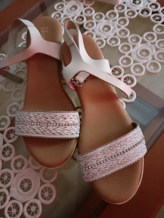Sandalias de verano blancas y plateadas