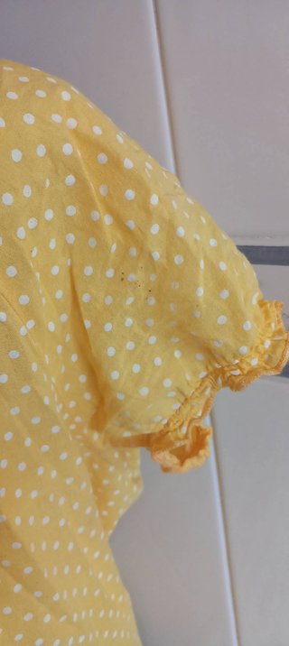 Camiseta amarilla cuello desbocado T. M/L