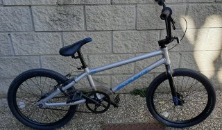 Bicicletas BMX y casco integral