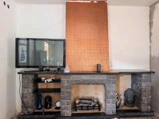 Chimenea moderna piedra y cobre