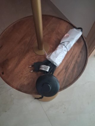Lámpara de pie con mesa auxiliar
