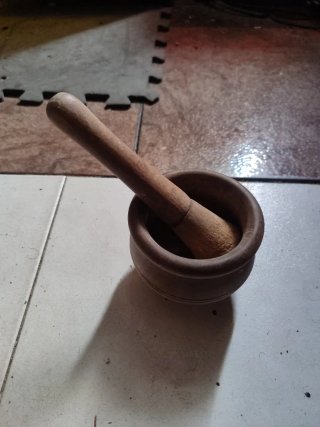 Mortero de madera tallado a mano
