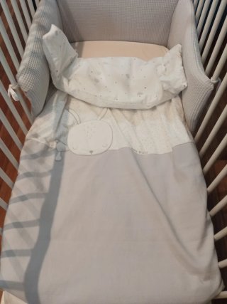 Cuna blanca con protector y colchón