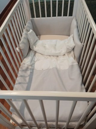 Cuna blanca con protector y colchón