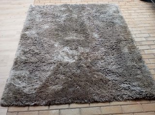 Alfombra pelo largo gris de salón