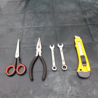 Kit de herramientas: tijeras, alicates y llaves