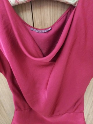 Blusa entallada roja, color vino burdeos.