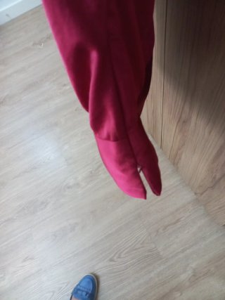 Blusa entallada roja, color vino burdeos.