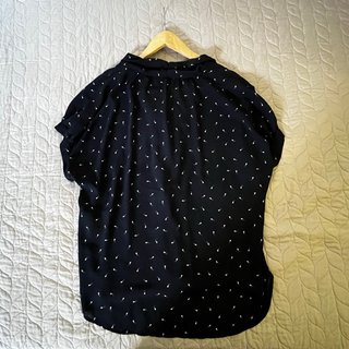 Blusa negra con lazada estampada Talla M
