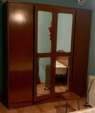 Armario de madera con puertas de cristal