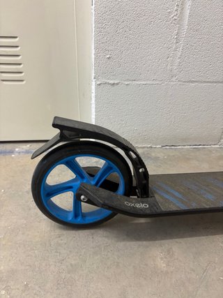 Patinete Oxelo azul y negro