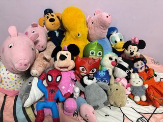 Lote de 24 peluches variados