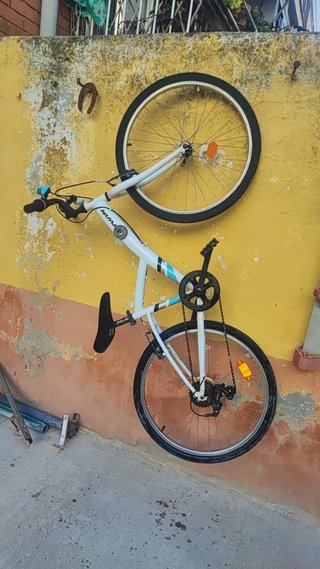 Bicicleta infantil blanca y azul