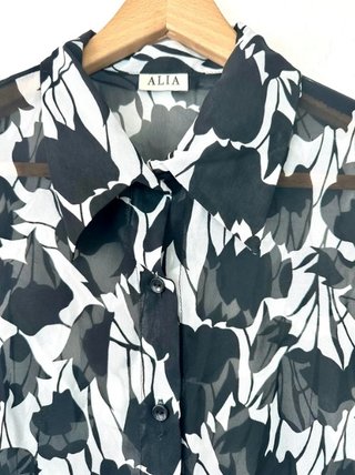 Blusa Vintage Estampada Flores Blanco y Negro