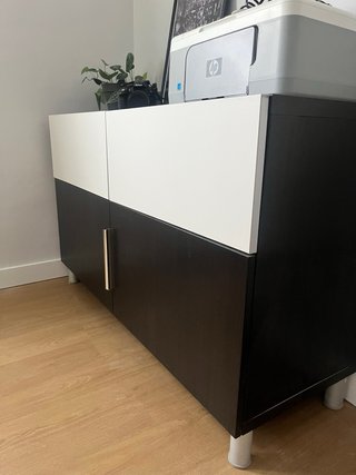 Cómoda Ikea Negra y Blanca BESTÅ con puertas VARA