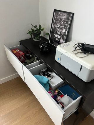 Cómoda Ikea Negra y Blanca BESTÅ con puertas VARA