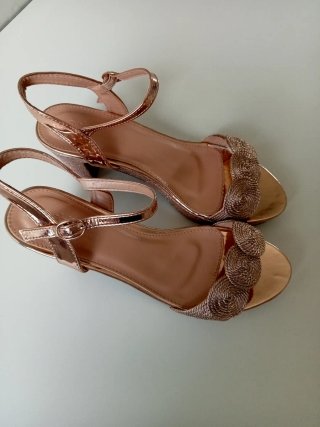 Sandalias doradas tacón N°41