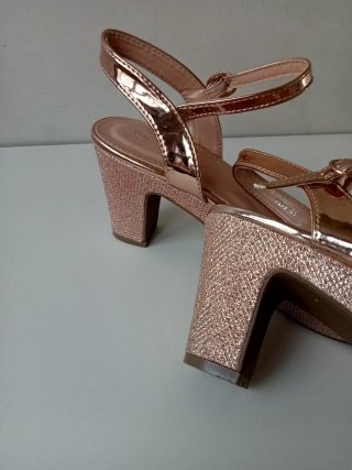 Sandalias doradas tacón N°41