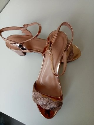 Sandalias doradas tacón N°41