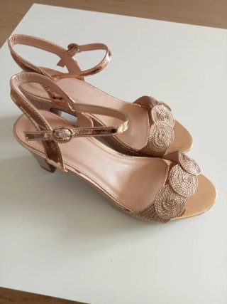 Sandalias doradas tacón N°41