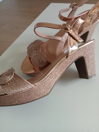 Sandalias doradas tacón N°41