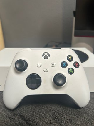 Xbox Series S con mando y caja