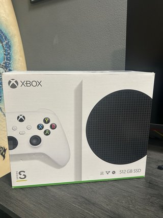 Xbox Series S con mando y caja