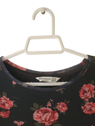 Vestido negro con flores rosas