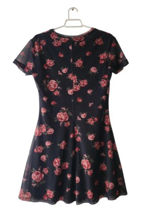 Vestido negro con flores rosas