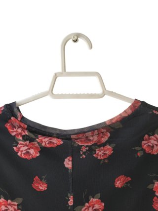 Vestido negro con flores rosas